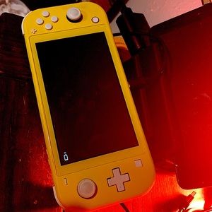 Nintendo Switch Lite Yellow EXCELLENT PREOWNED with charger